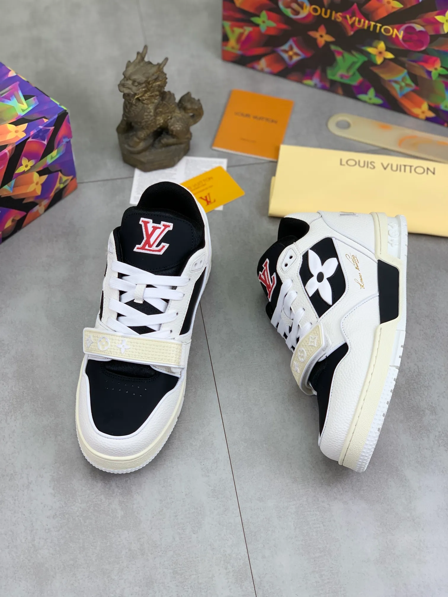 Men's shoes 💰P580 New style 💰💎💎Latest color High version 2025Louis*Vuitto* LV Traine Catwalk TRAINER outsole and fabric private model A shoe that definitely costs a lot of money and effort. This series was designed after the arrival of Vifgil. It is favored by many fans every season. Original TPU outsole Original packaging Men's size: 38-45 (46 can be customized) Color: 3️⃣ colors available (available from stock, super fast delivery)